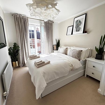 Delux Room With Private Parking, Sleeps 2, Perfect For Cotswold Getaway, Easy A419 Access Blunsdon Exterior photo