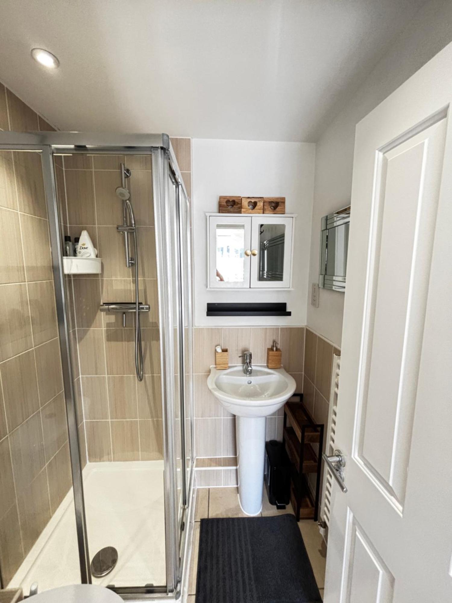 Delux Room With Private Parking, Sleeps 2, Perfect For Cotswold Getaway, Easy A419 Access Blunsdon Exterior photo